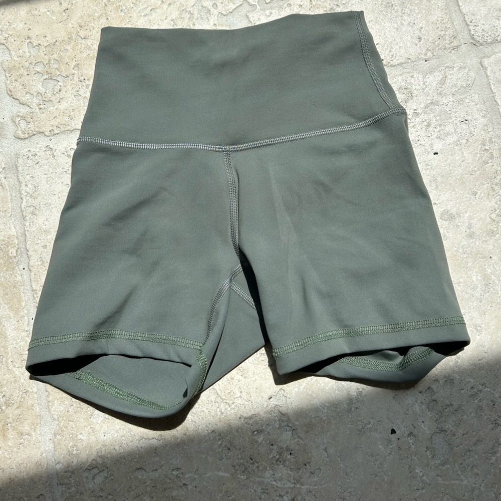 Lululemon wunder train biker short